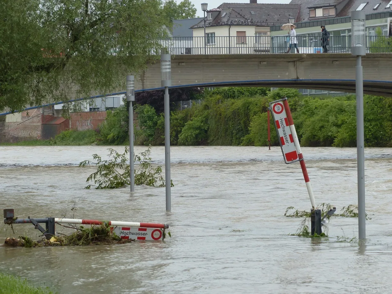 Warnung vor Unwettern und Überschwemmungen vor allem im Westen und Südwesten Deutschlands sowie an den Westhängen der Mittelgebirge