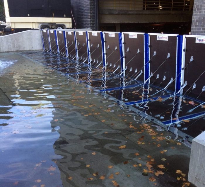 AquaFence FloodWall im eingestauten Zustand im Ernsteinsatz an einer Toreinfahrt