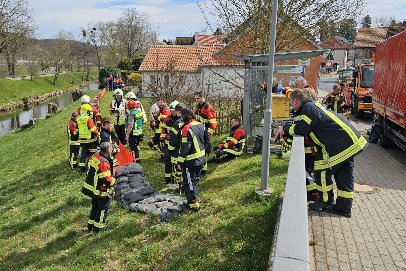 Rettungskräfte arbeiten beim Katastrophenschutz am Wasserlauf.