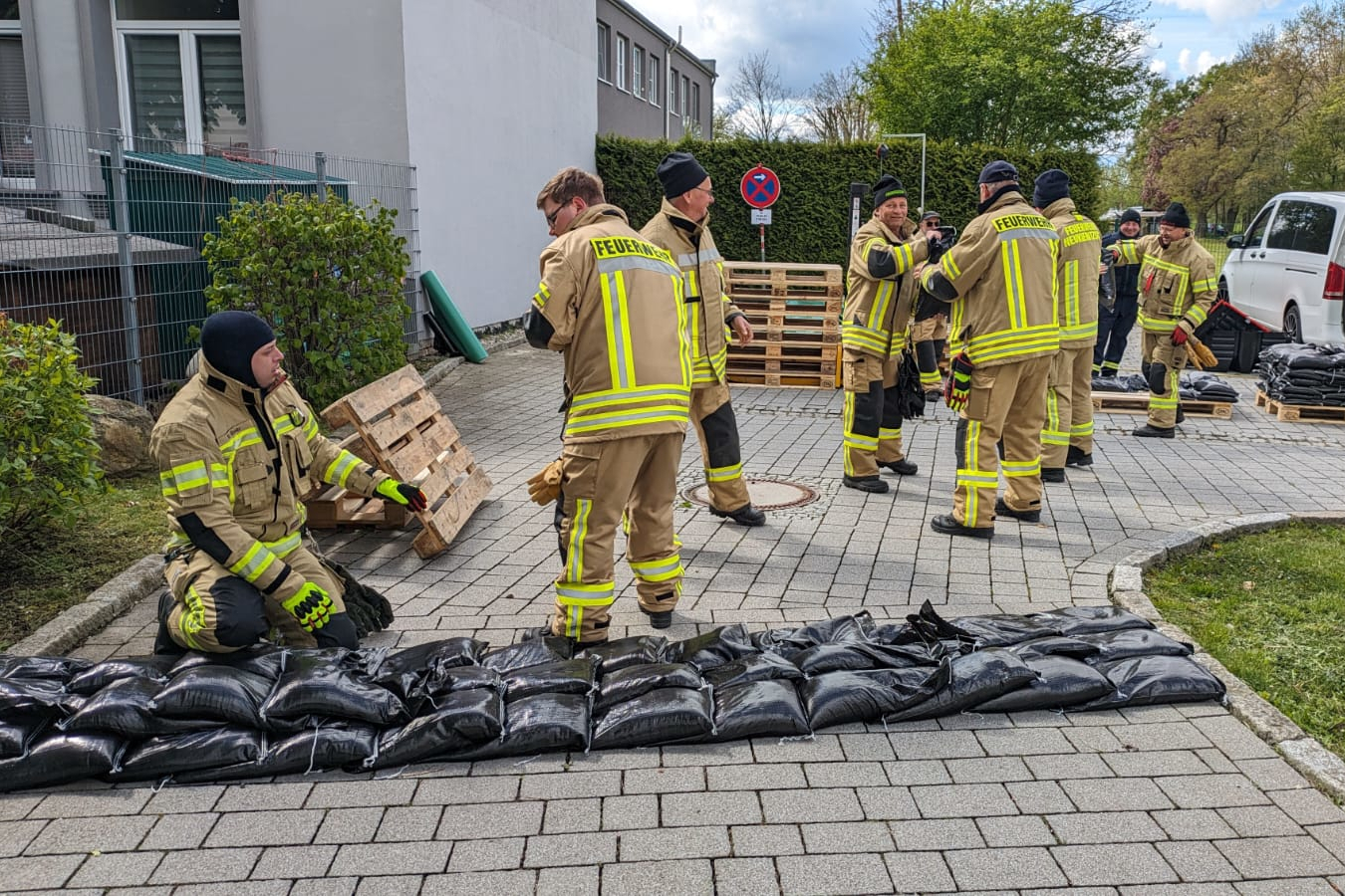 Feuerwehrleute bereiten Sandsäcke vor.